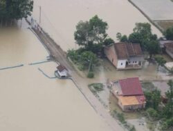 Fokus Tangani Dampak Banjir, Bupati OKU Timur Pantau Langsung dari Udara