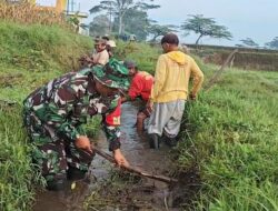 Optimalkan Pasokan Air Sawah, Babinsa Turun Tangan Bersihkan Saluran Irigasi