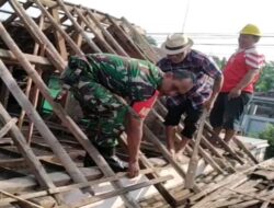 Babinsa Bendogrit Bantu Perbaikan Atap Rumah Warga Ibu Djumiati