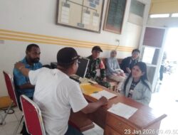 Babinsa Koramil 1803-01/Fakfak Hadir di Tengah Pelayanan Publik, Komsos Bersama Lurah Wagom Dukung Tertib Administrasi Warga
