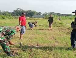 Peduli Lingkungan Sertu M. Ayub Bersama Warga Tlumpu Laksanakan Penghijauan Tanam Pohon Akasia