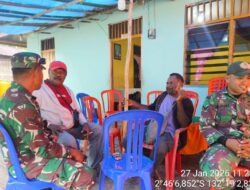 Babinsa Koramil Kramomongga Melayat ke Rumah Duka Warga, Wujud Kemanunggalan TNI dan Rakyat