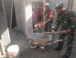 Wujud Kemanunggalan TNI–Rakyat, Babinsa Pakunden Bantu Renovasi Rumah Warga