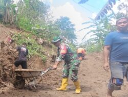 Jalan Desa Semen Longsor Akibat Hujan Deras, Babinsa dan Warga Gerak Cepat Kerja Bakti