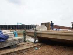 Material Jembatan Gantung Berhasil Didistribusikan ke Desa Kuala Dua Belas Menggunakan Ponton