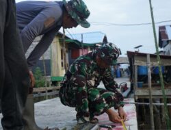 Satgas Jembatan Gantung Kodim 0402/OKI Laksanakan Pembuatan Pensil Tiang Pancang di Desa Kuala Dua Belas
