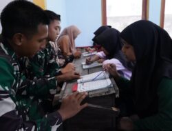 Satgas TMMD Ke 127 Kodim 0808/Blitar Ajarkan Anak-Anak Mengaji Membaca Al-Qur’an