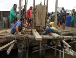 Kebersamaan Satgas–Masyarakat, Pengecoran Tiang Pancang Jembatan Gantung Dimulai