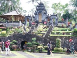 Wujud Toleransi, Satgas TMMD ke-127 Kodim 0808/Blitar Bersihkan Pura Agung Arga Sonya