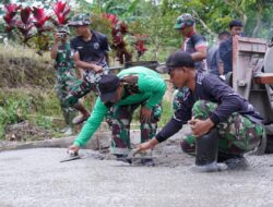 Anggota Satgas TMMD ke-127 Kodim 0808/Blitar di Bulan Puasa Tetap Semangat Percepat Pengecoran Jalan Rabat Beton