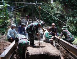 Pengelasan Besi WF Jadi Tahap Krusial Pembangunan Jembatan TMMD ke-127 di Desa Krisik