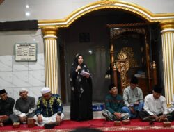 Wawako Hj. Bertha Melaksanakan Safari Ramadhan sholat Isya, Tarawih dan Witir berjama’ah, di Masjid Nurul Yaqin Tebat Benawa