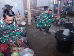 Kebersamaan TMMD ke-127 Kodim 0808/Blitar, “Anggota Satgas Bantu Warga Memasak”