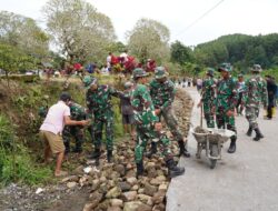 Pemasangan Berem Jalan Terus Dikebut Satgas TMMD ke-127 Kodim 0808/Blitar Bersama Warga
