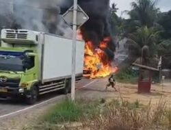 Mobil Tangki Minyak Terbakar Usai Tabrak Truk Kontainer, Jalan lintas Bayung Lencir Macet Panjang