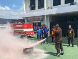 Kejari Simalungun Bersama Damkar Gelar Simulasi Penggunaan Apar: Barang Bukti Aman di Gudang