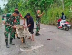 Cegah Kecelakaan, Koramil SP Padang dan Warga Tambal Jalan Berlubang di OKI