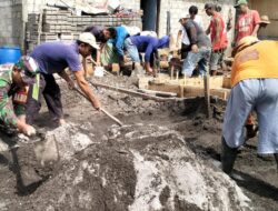 Wujud Kemanunggalan TNI-Rakyat, Babinsa Bakung Turun Langsung Bantu Warga