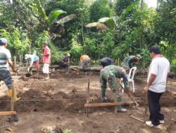 Kepedulian TNI, Babinsa Wlingi Bantu Pembangunan Pondasi Rumah Warga