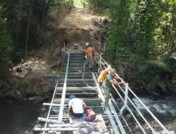 Gotong Royong TNI dan Warga, Pengelasan Besi Pengaman Jembatan Perintis Garuda Terus Dikebut