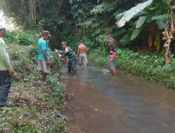 Bersihkan Sungai Demi Kelancaran Irigasi, Wujud Babinsa Doko Bersama Warga Bersatu dengan Alam