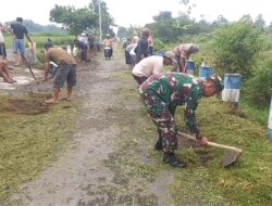 Babinsa Pasirharjo Kerja Bakti Bersama Warga Bersihkan Bahu Jalan Demi Keindahan Lingkungan