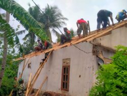 Sinergi Babinsa dan Warga, Gotong Royong Perbaiki Atap Rumah Bapak Sukardi