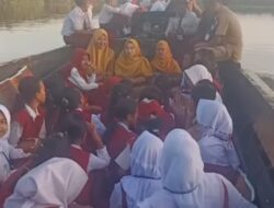 Mengarungi Sungai Batanghari Demi Sinyal: Catatan Guru dari Ujung Sunyi Gajah Mati