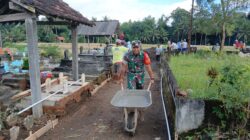 Tingkatkan Kenyamanan Warga, Babinsa Posramil Selopuro Bantu Cor Jalan Pemakaman