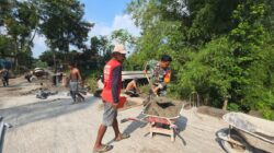 Wujud Babinsa Kebonduren Bersama Warga Kerja Bakti Pasang Dinding Pembatas Jembatan Perintis Garuda Kali Complang