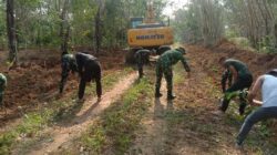 Satgas TMMD Kodim 0402/OKI Bersama Warga Gotong Royong Buka Akses Jalan Desa