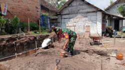 Wujud Kemanunggalan TNI dan Rakyat, Babinsa Bence Bantu Gali Pondasi Rumah Warga