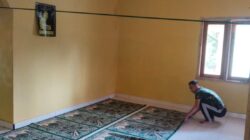 Jaga Kebersihan Rumah Ibadah, Satgas TMMD Kodim 0402/OKI Bersihkan Masjid Al-Hidayah Bersama Warga