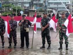 Ratusan Warga Fakfak Tetap Ikuti Kirab Merah Putih Meski Diguyur Hujan