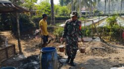 Bangun Fasilitas MCK, Babinsa Desa Binangun Gotong Royong Bantu Warga Demi Tingkatkan Sanitasi Lingkungan