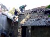 Wujudkan Hunian Layak, Babinsa Kanigoro Bahu Membahu Perbaiki Rumah Warga