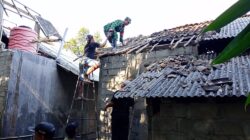 Wujudkan Hunian Layak, Babinsa Kanigoro Bahu Membahu Perbaiki Rumah Warga