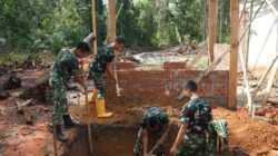 TMMD Ke-128 Kodim 0402/OKI Kebutan Pembangunan MCK di Desa Pematang Sukatani Meski Cuaca Tidak Menentu