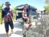 Anak-Anak Kampung Tanah Rubuh Antusias Bantu Angkat Batako Demi Rumah Mereka