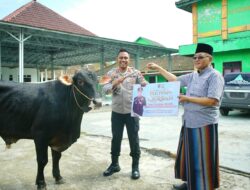 Kapolres OKI Serahkan Hewan Kurban dari Kapolda Sumsel untuk Pondok Pesantren di Lempuing