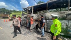 Bus Antar Kota Terbakar Hebat di Simpang Bayat Muba, Polisi Pasang Garis Polisi