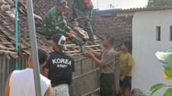 Wujud Kemanunggalan TNI, Babinsa Kademangan Bersama Warga Gotong Royong Rehab Rumah Layak Huni