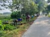 Wujud Kemanunggalan TNI, Babinsa Ngoran Pelopori Gotong Royong Bersihkan Jalan Desa