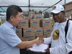 Umat Katolik Fakfak Dukung Peringatan 666 Tahun Agama Islam Masuk di Tanah Papua Lewat Bantuan 500 Karton Air Mineral