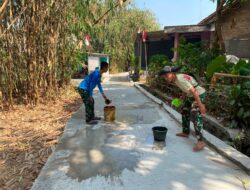 Jaga Kualitas Jalan, Satgas TMMD ke-129 Lakukan Penyiraman Sasaran 1