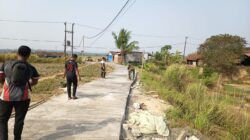 Demi Menjaga Kualitas Pengecoran, Satgas TMMD ke-129 Siram Jalan Sasaran 3 Agar Tak Mudah Retak