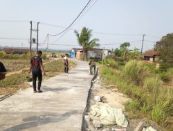 Demi Menjaga Kualitas Pengecoran, Satgas TMMD ke-129 Siram Jalan Sasaran 3 Agar Tak Mudah Retak