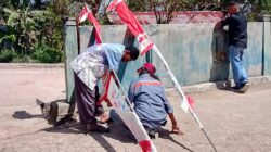 Jelang HUT RI Ke-81, Mahasiswa KKN UM Kupang Memasang Umbul-Umbul dan Bersihkan Lingkungan Kantor Desa Anin