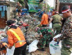 Kodim 0509 Bekasi Bergerak, Bersihkan Sungai Sambut HUT RI ke-81