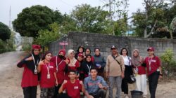 Mahasiswa KKN UM Kupang dan Aparat Desa Kesetnana Pasang Plang Nama Gang, Perkuat Identitas Wilayah